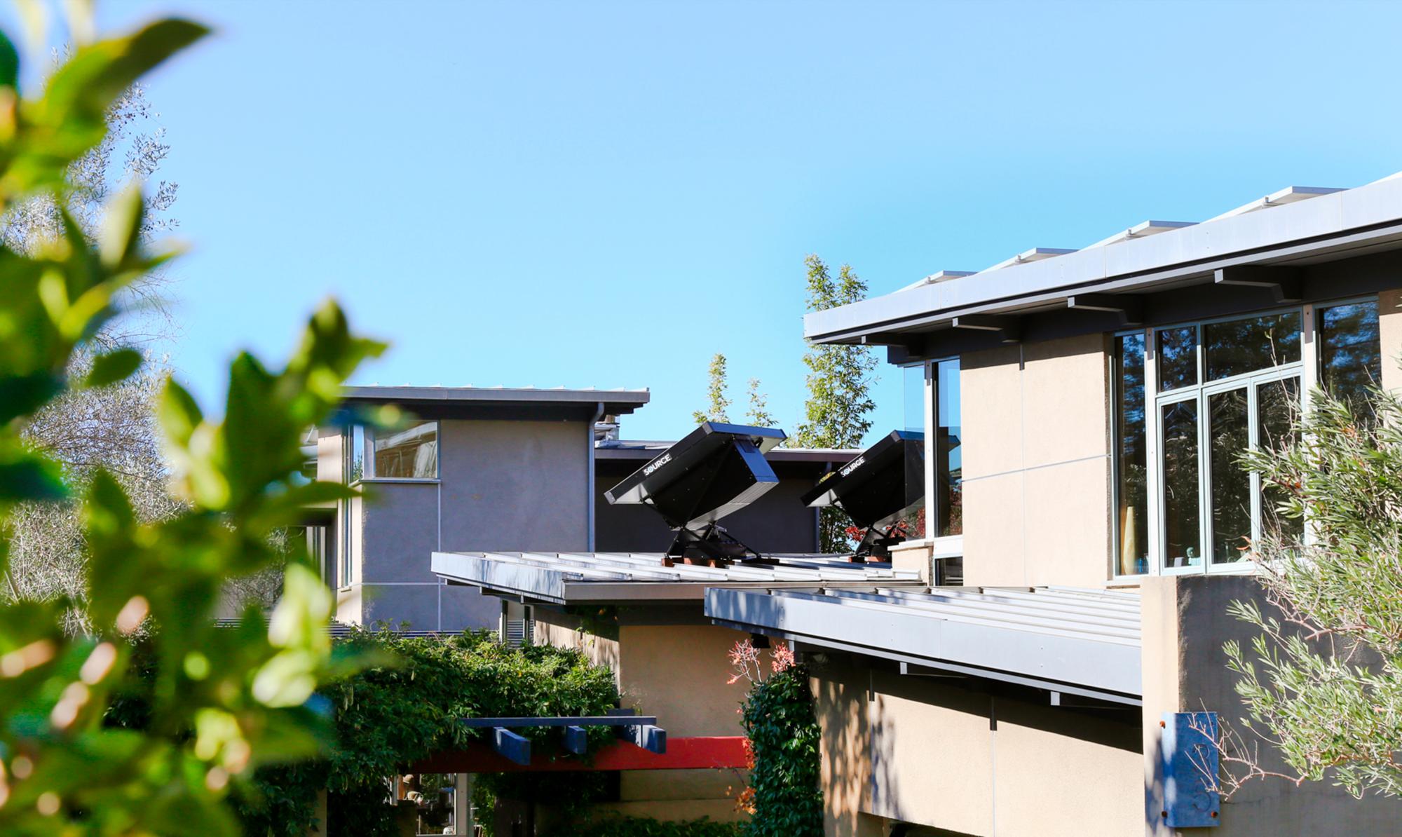 Imagen de dispositivos de extracción de agua del aire en una casa en la localidad de Berkeley (EE.UU.)