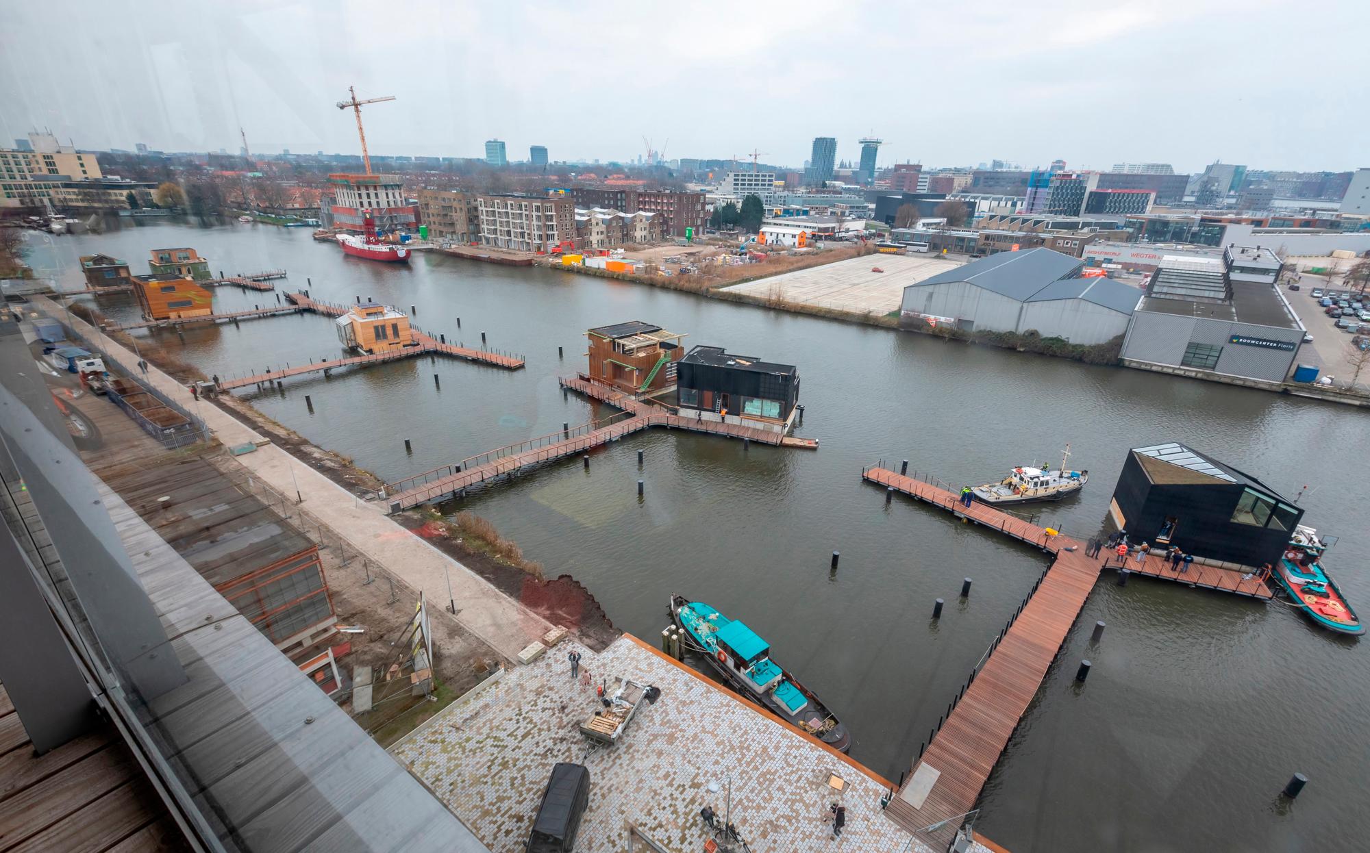 Imagen del barrio y cómo van quedando las casas flotantes de Amsterdam antes de su conclusión final en 2020.