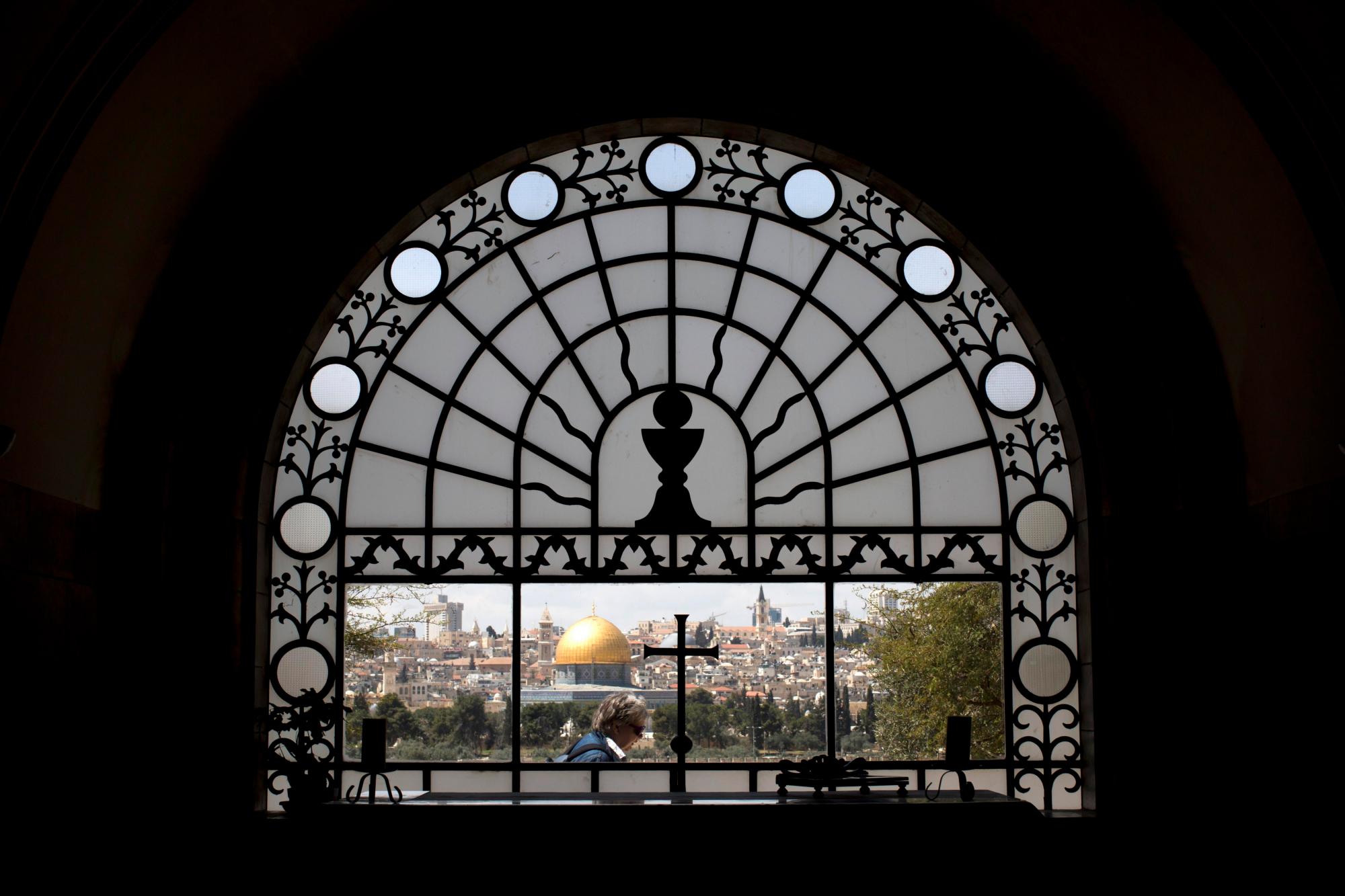 Vista de la Cúpula de la Roca a través de una ventana de la iglesia del Dominus Flevit, en el Monte de los Olivos, Jerusalén, Israel, hoy, 3 de abril de 2017. 