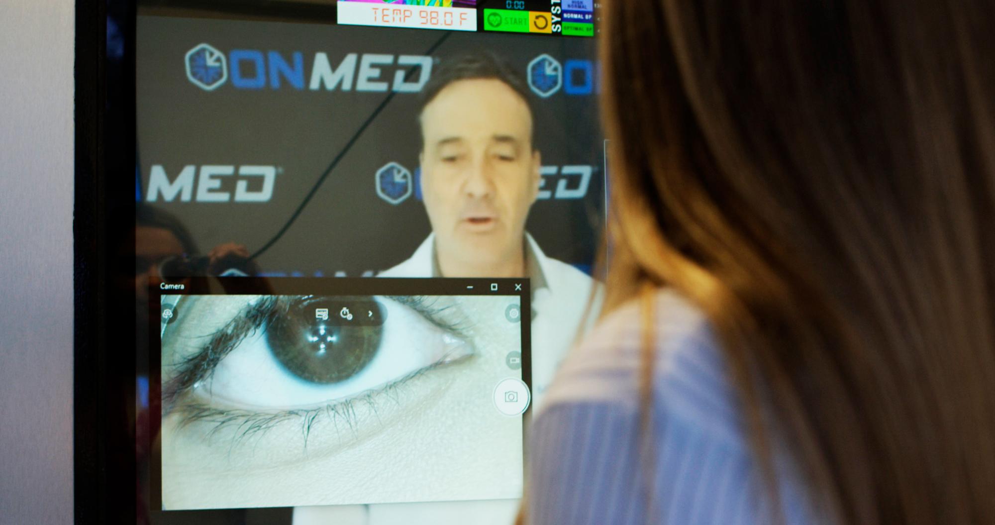 En la imagen una paciente que está realizando una consulta ocular, habla con el médico quien la reconoce online.