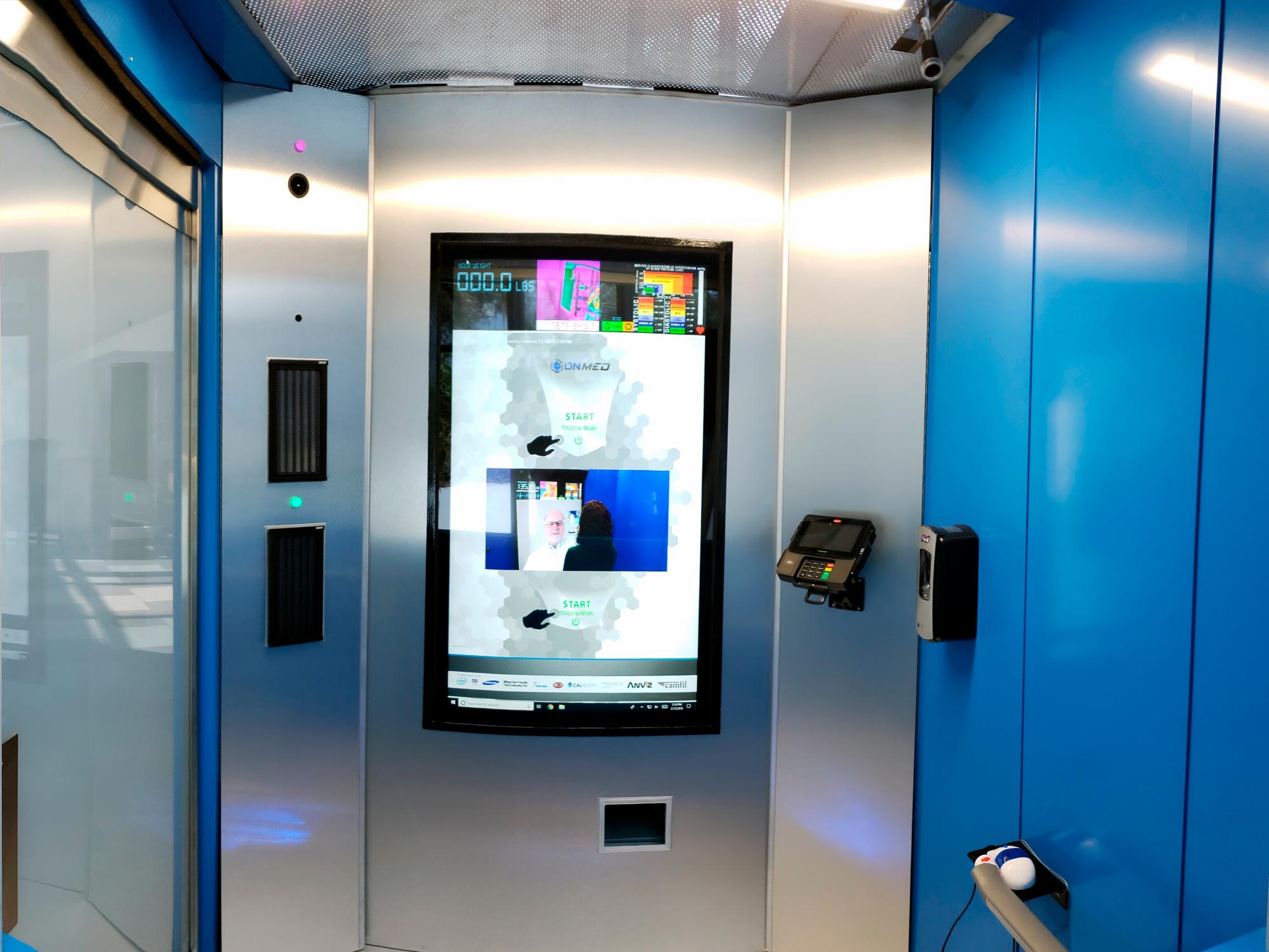 Imagen del panel central de control de la estación donde se elige el médico . A la derecha el terminal de pago.