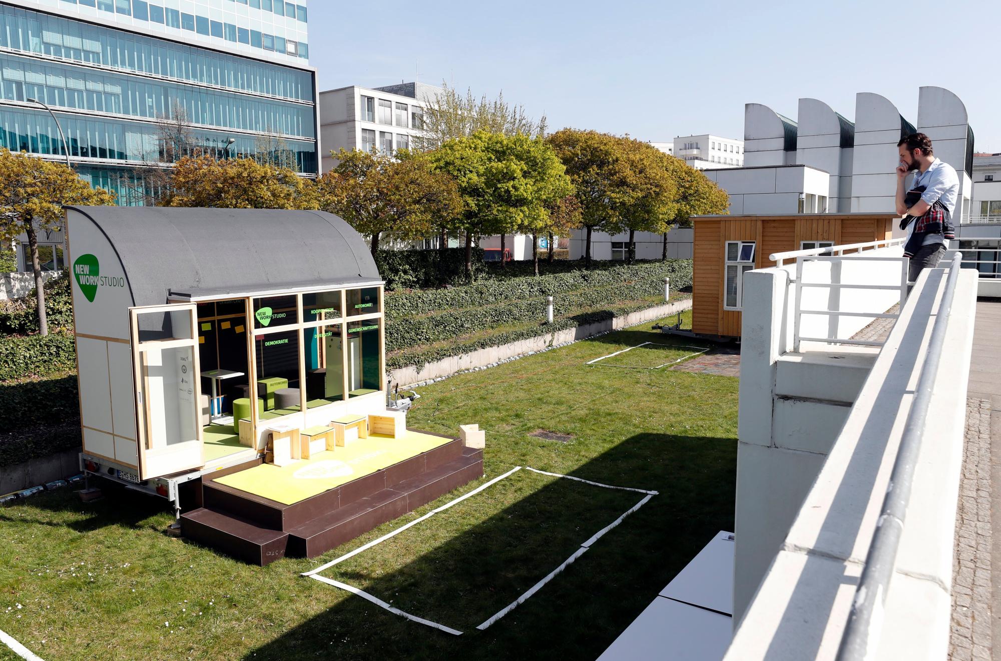 Un hombre observa el Nuevo Estudio de Trabajo, un movil think tank, parte de un proyecto de la Tiny House University en el Bauhaus Archive Museum of Design en Berlín, Alemania. 