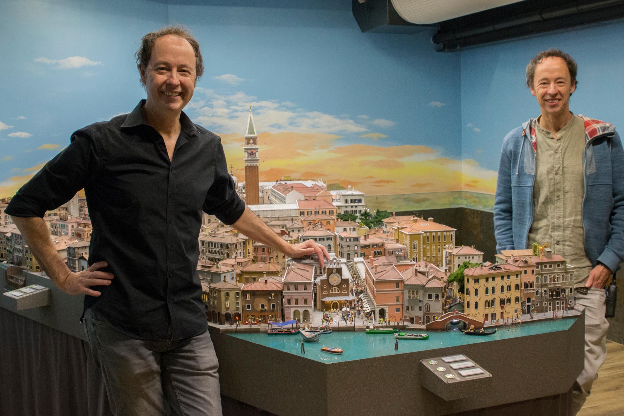 Los hermanos gemelos Frederick y  Gerrit Braun ante una de las impresionantes maquetas en miniatura de la ciudad de Venecia (Italia).