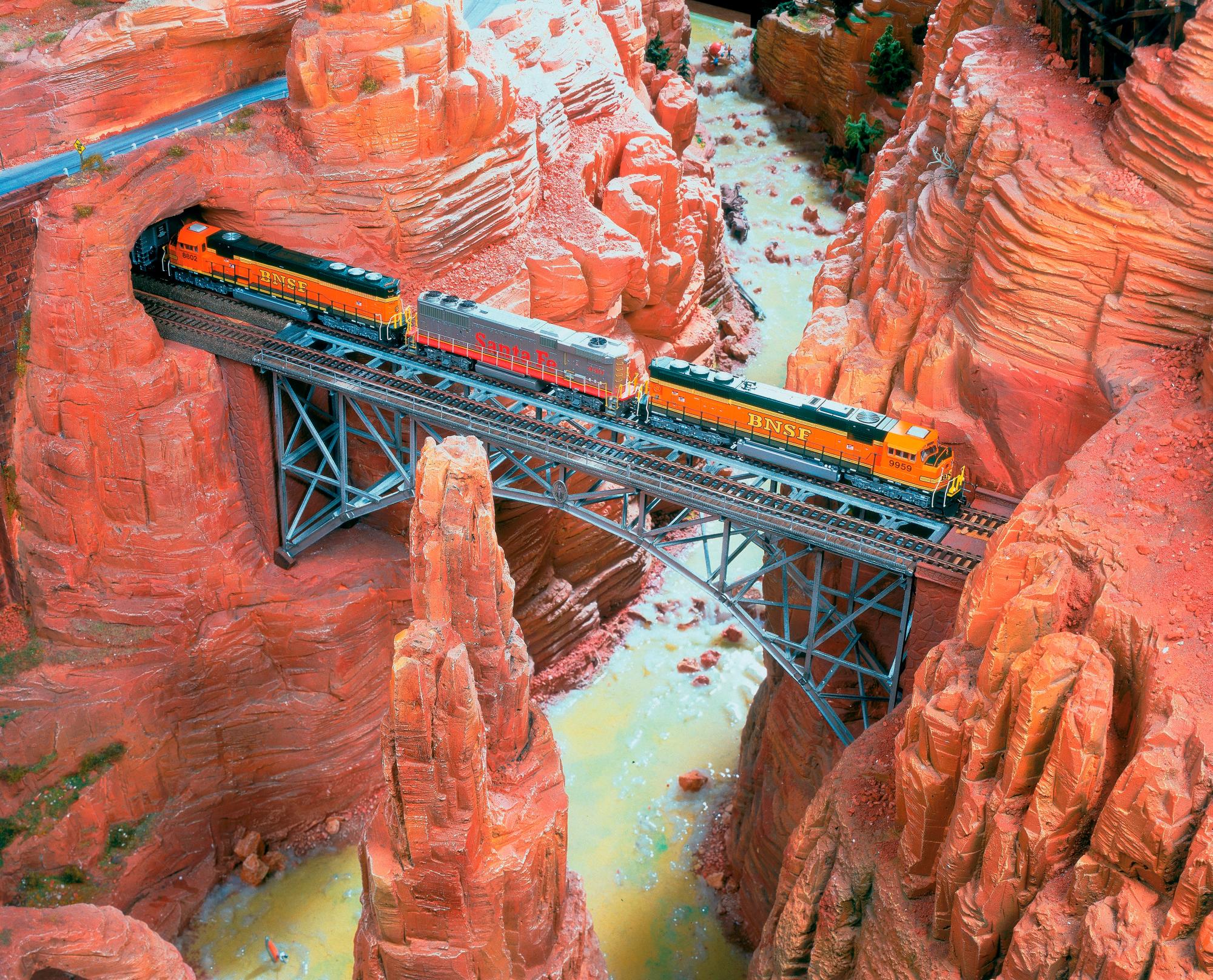 Un tren atraviesa uno de los montes rocosos del Gran Cañón del Colorado en Estados Unidos.