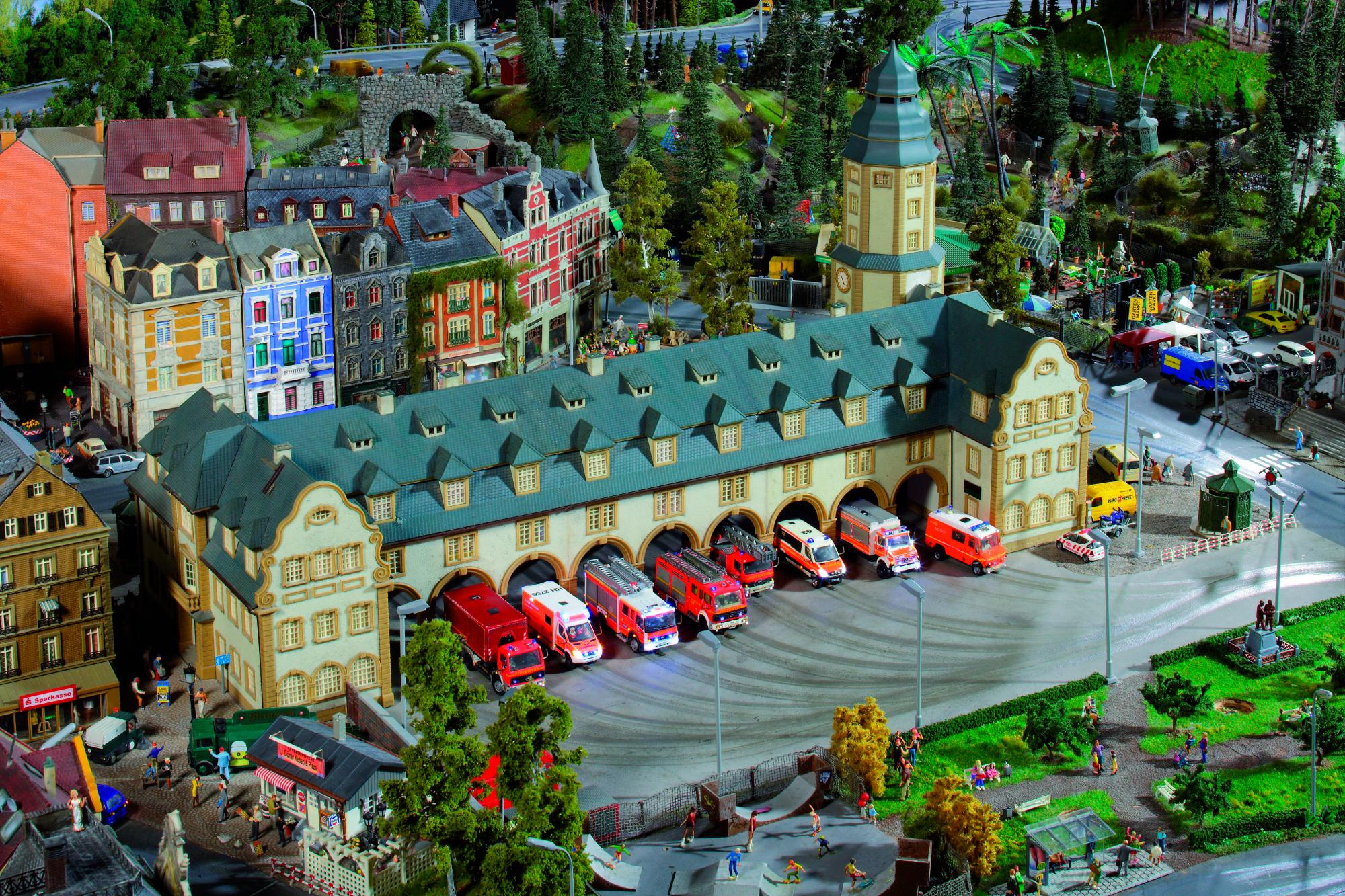 Imagen de una fantástica estación de bomberos en miniatura con todos los detalles.