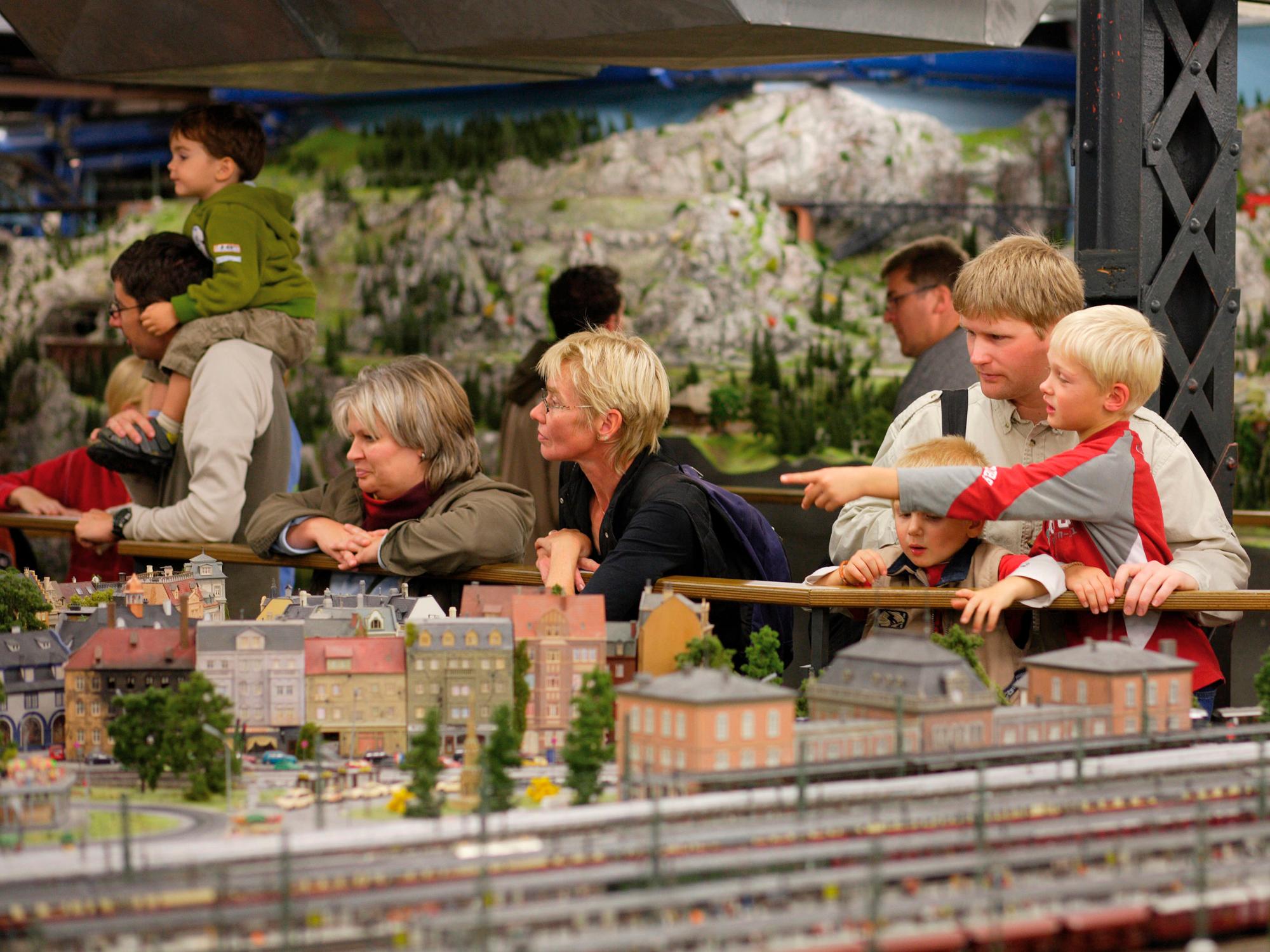Niños y adultos disfrutan de los múltiples escenarios en miniatura que tiene la ciudad en miniatura de Hamburgo.