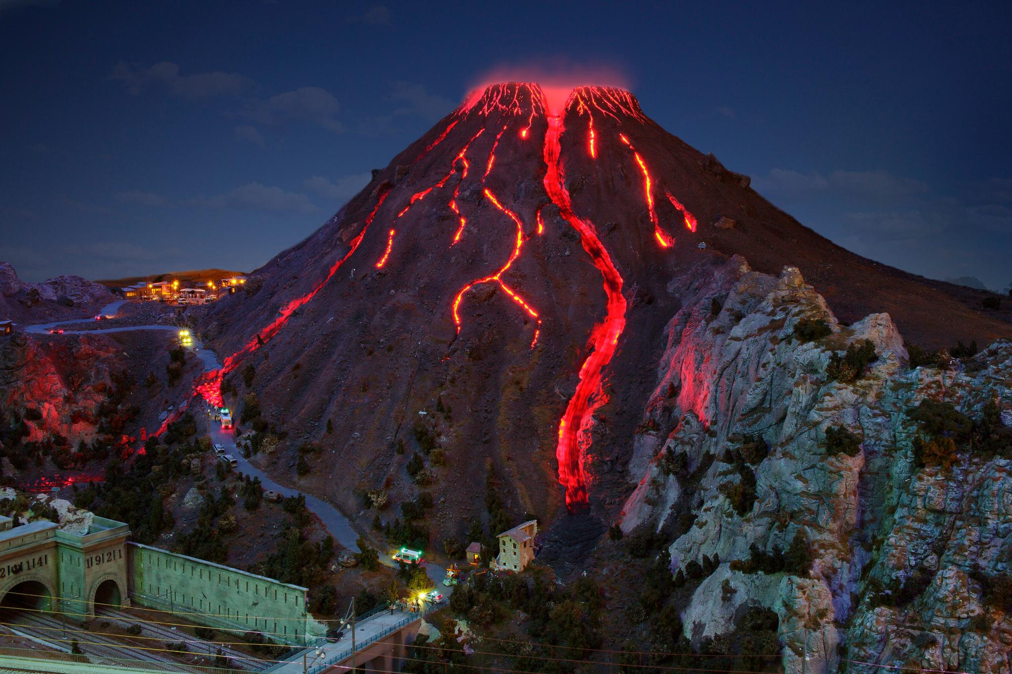 Impresionante imagen nocturna del monte Vesubio en Italia soltando lava por sus fauces.