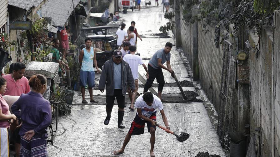 Volcán filipino hace erupción y arroja ceniza en Manila