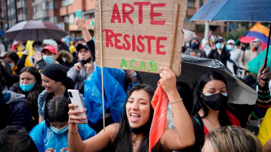 Los carteles hablan por los colombianos en las manifestaciones Los carteles hablan por los colombianos en las manifestaciones