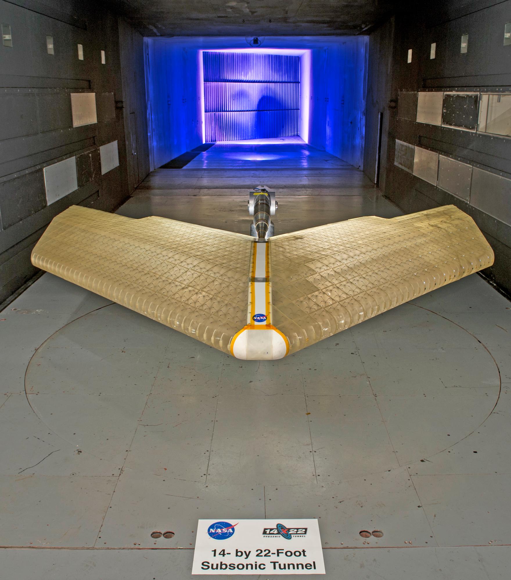 El ala MADCAT durante el ensamblaje, preparándose para ser probada en el túnel de viento de 14 x 22 pies del Centro de investigación Langley de la NASA.
