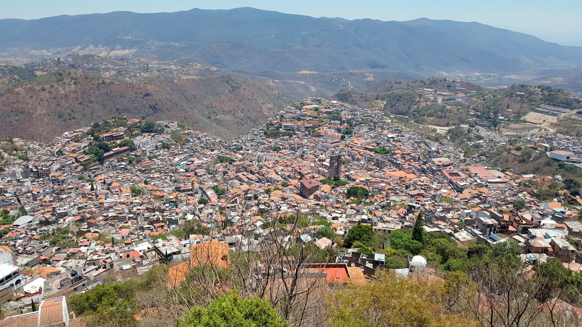 Taxco, erigido sobre siete cerros, visto desde el Cristo.