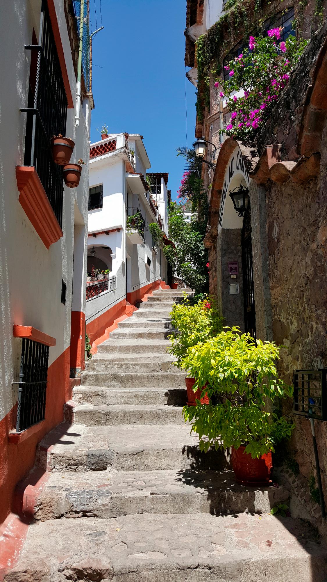 Taxco es cuesta arriba o cuesta abajo y sus calles están adaptadas a la orografía de montaña.