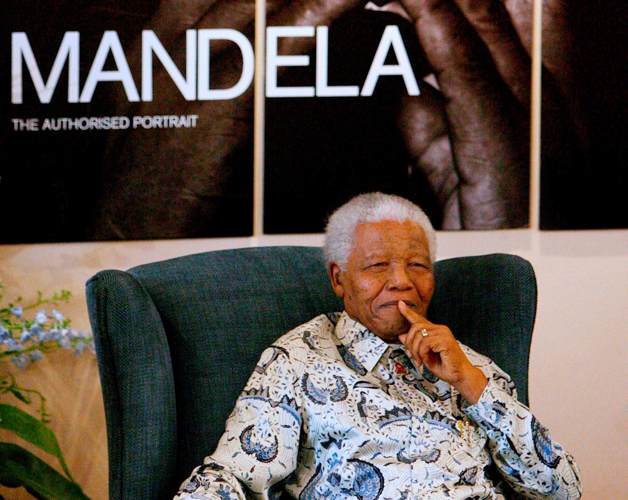 JOHANNESBURGO (SUDÁFRICA), 09/10/2006.- Fotografía de archivo tomada el 09 de octubre de 2006 que muestra al expresidente sudafricano y premio Nobel de la Paz, Nelson Mandela, en la Fundación Mandela en Johannesburgo (Sudáfrica). La segunda parte de la biografía de Mandela, Dare Not Linger ha salido hoy, 19 de octubre de 2017, a la venta en Sudáfrica. 