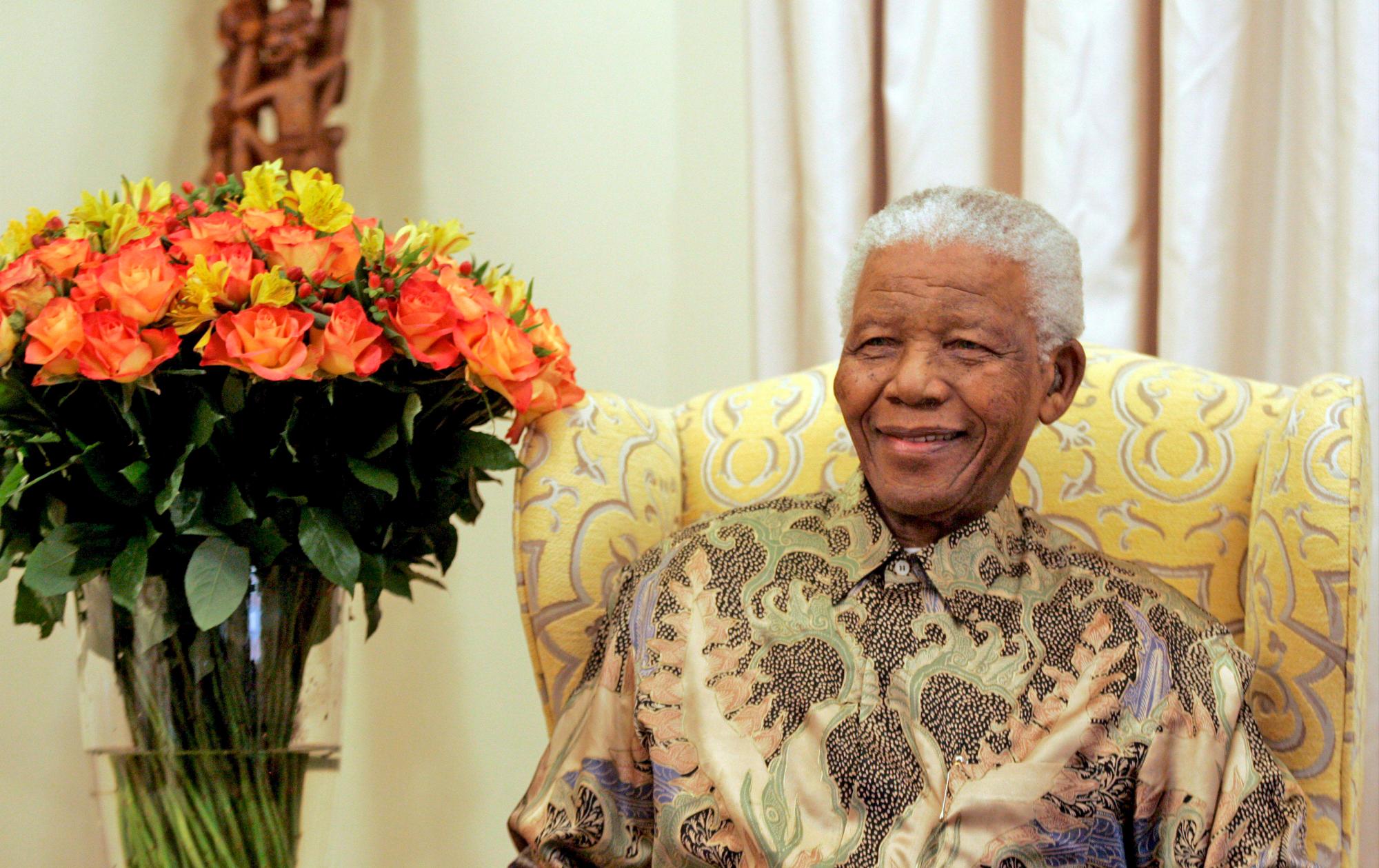 SUDÁFRICA MANDELA:XKL05 QUNU (SUDÁFRICA) 18/07/08.- El ex presidente sudafricano y premio Nobel de la Paz Nelson Mandela sonríe durante una entrevista con la prensa en su casa de Qunu (Sudáfrica), hoy viernes 18 de julio. Mandela, el icono del anti-apartheid, celebra su 90 cumpleaños en su aldea natal con su familia y sus amigos. 