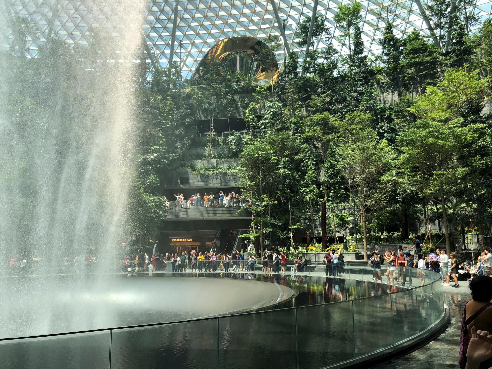 La cascada de 40 metros refresca el aire e impresiona a los visitantes durante el día.