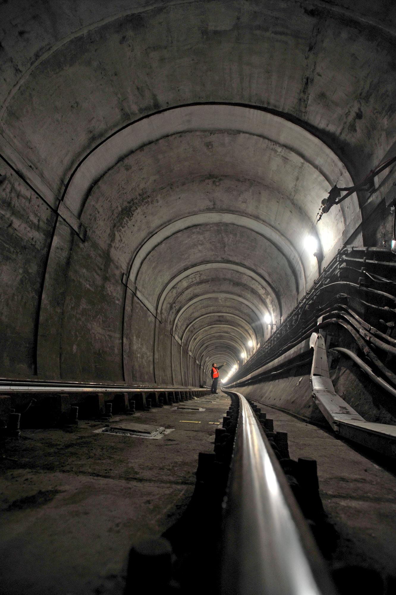 LONDRES (REINO UNIDO) 12/03/2010.- Un empleado de las instalaciones visita una sección del túnel bajo el río Támesis, construido durante la época victoriana, en Rotherhithe, en el sureste de Londres (Reino Unido) hoy, viernes 12 de marzo de 2010. El túnel, de 396 metros de largo inaugurado en 1852 y construido por el ingeniero británico Isambard Kingdom Brunel, no sólo se utilizo como túnel del ferrocarril sino que al principio también albergó varios eventos culturales e incluso bailes. 