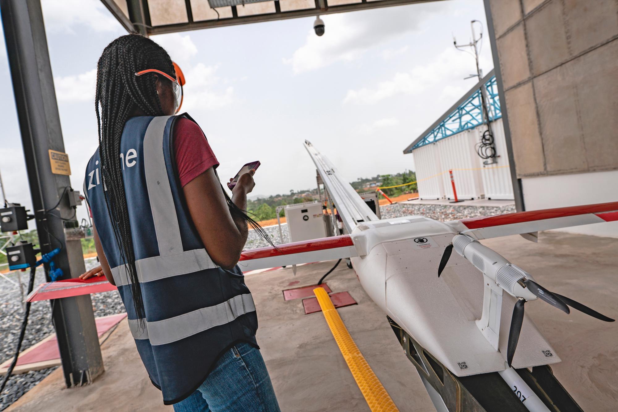 Una empleada de Zipline haciendo un seguimiento de un dron en Ghana. 
