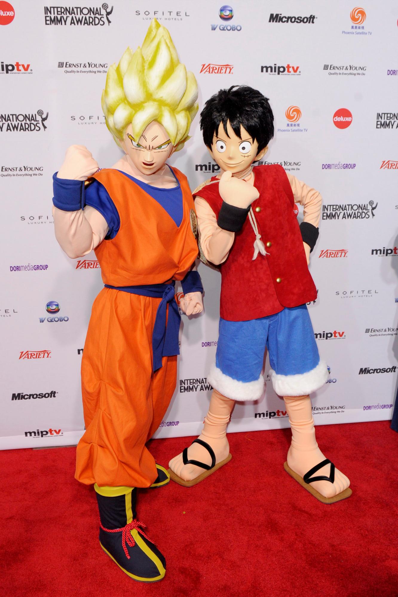Dos personas disfrazadas como los caracteres Luffy (d) y Goku (i), de Dragon Ball y One Piece llegan hoy, lunes 21 de enero de 2011, a la ceremonia de la 39 edición de los premios Emmy Internacionales en el Hotel Hilton de Nueva York (NY, EE.UU.). 