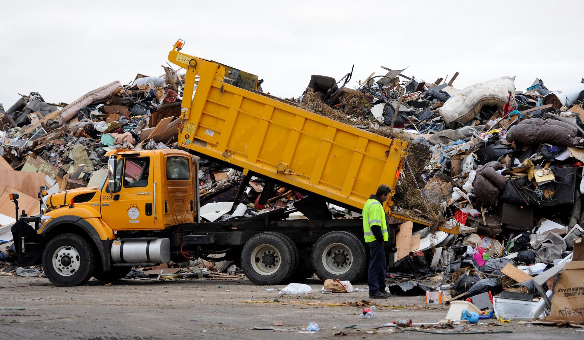 EEUU SANDY:AGX28. LIDO (NY, EE.UU.), 13/11/2012.- Un trabajador dirige el descargue de un camión con escombros y basura ocasionados por el huracán Sandy hoy, martes 13 de noviembre de 2012, en la playa Lido, de Nueva York (EE.UU.). 