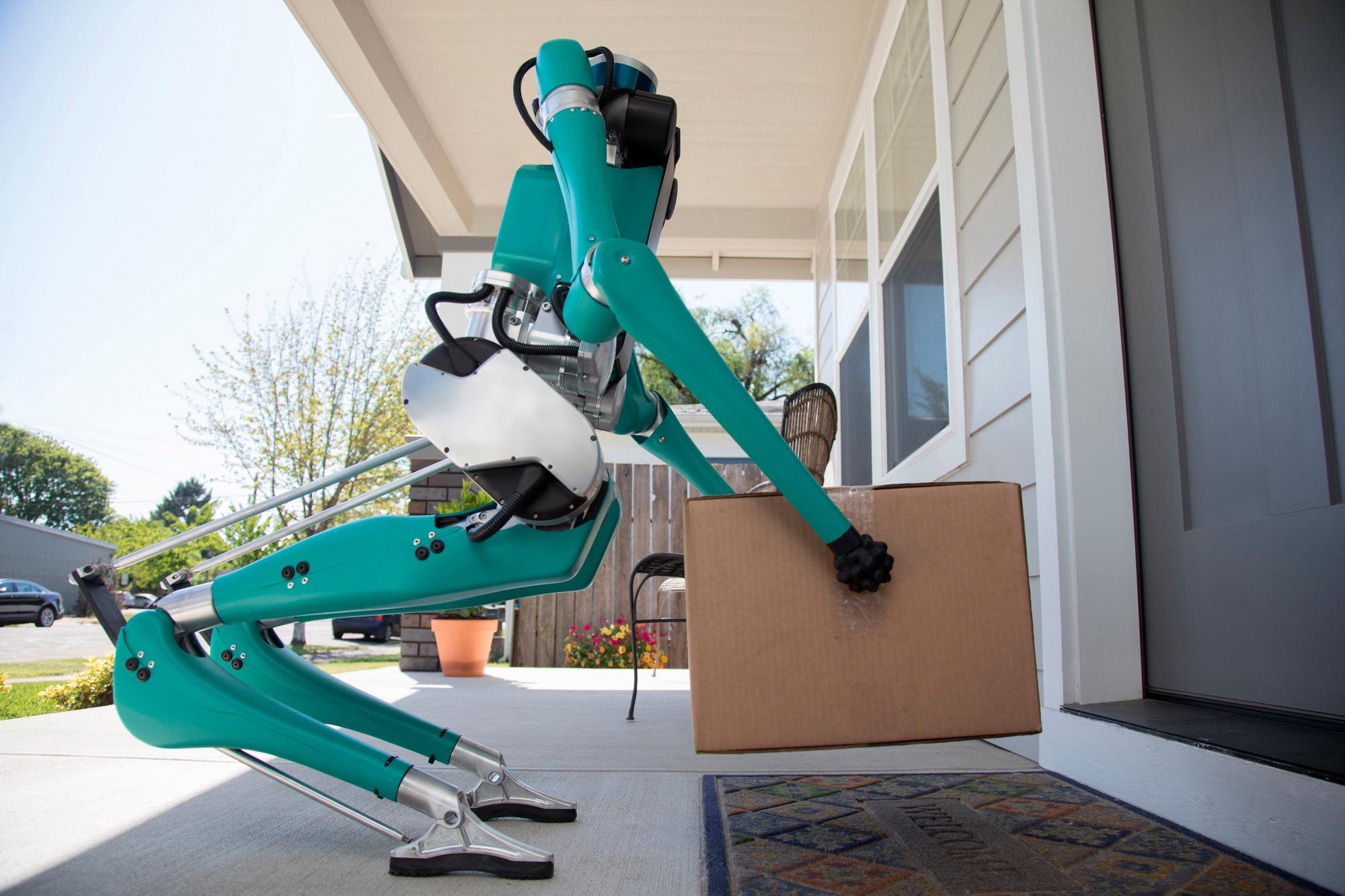 Digit pesa poco, tiene un diseño sencillo y se mueve con agilidad porque aprovecha las habilidades analíticas, soporte electrónico, recursos de computación y sensores avanzados de otro robot, el del vehículo autónomo, que lo traslada.