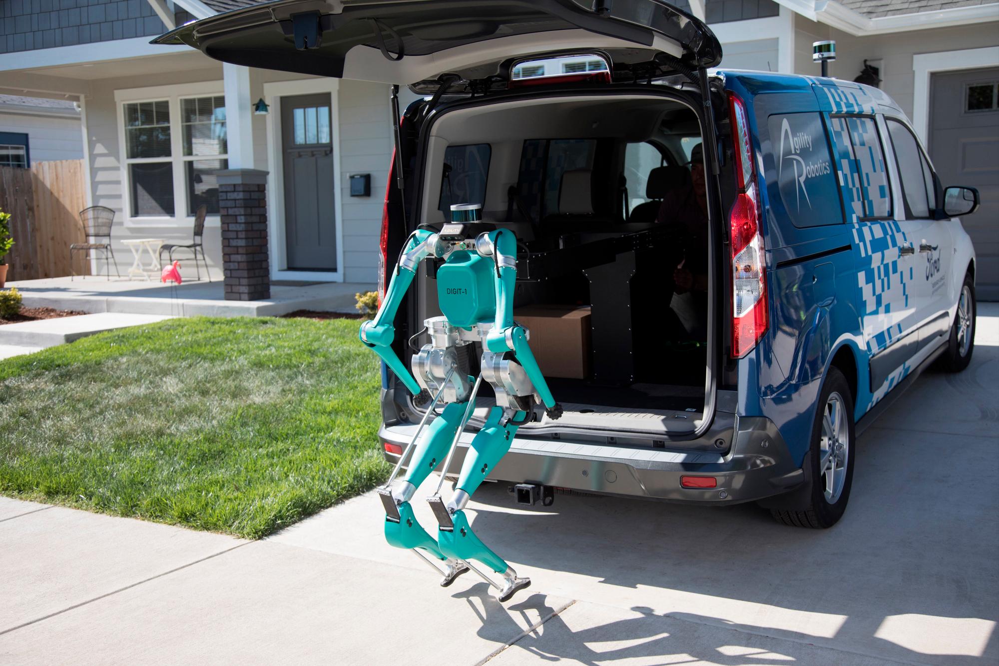 El robot se transporta en una furgoneta autónoma hasta el domicilio del cliente, camina hasta la entrada y lo deposita ante la puerta con suavidad. 