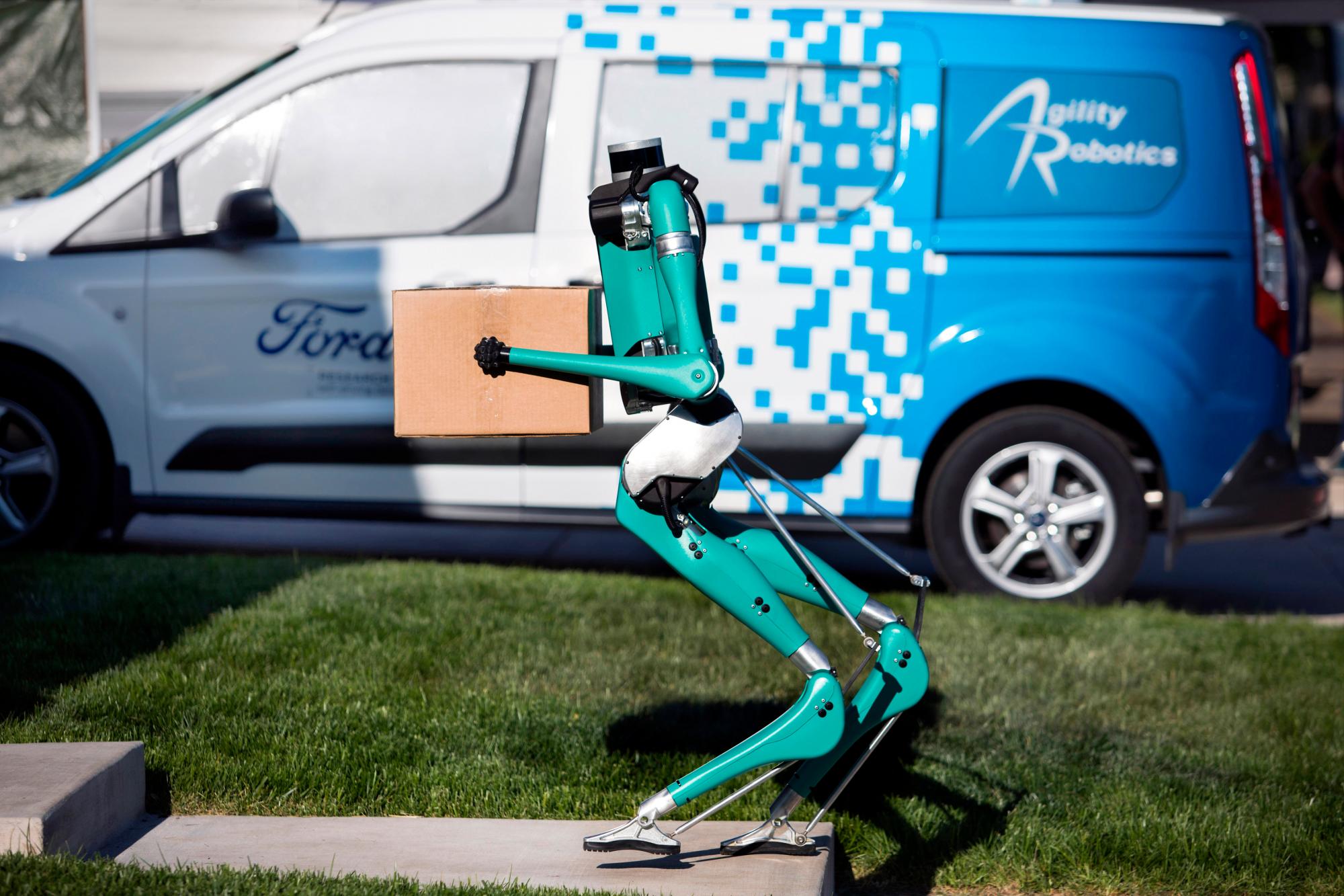 El robot se transporta en una furgoneta autónoma hasta el domicilio del cliente, camina hasta la entrada y lo deposita ante la puerta con suavidad.