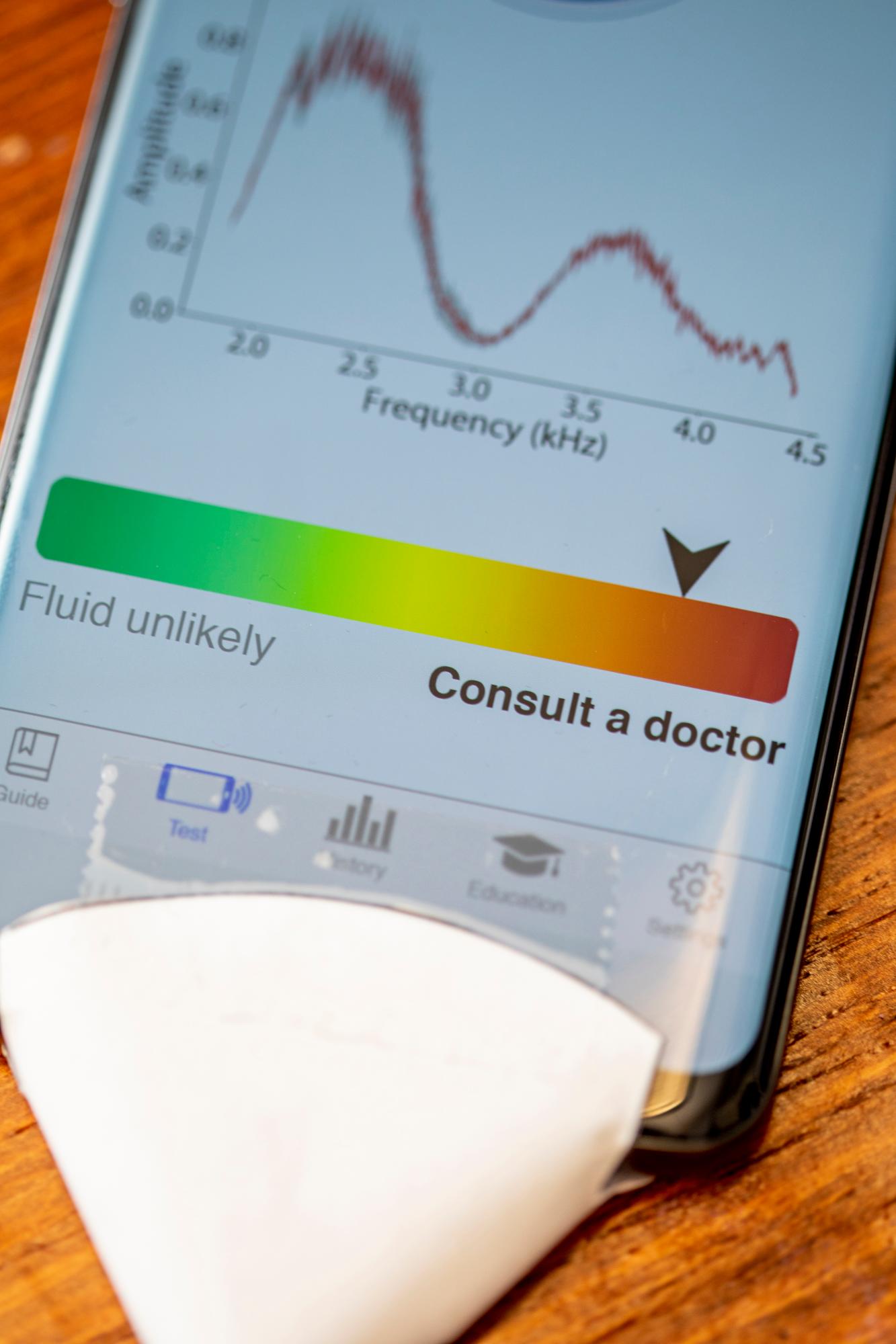 La aplicación hace un balance y marca si es conveniente acudir al médico tras poner el “Smartphone” con el cono de papel en el oído del infante. 