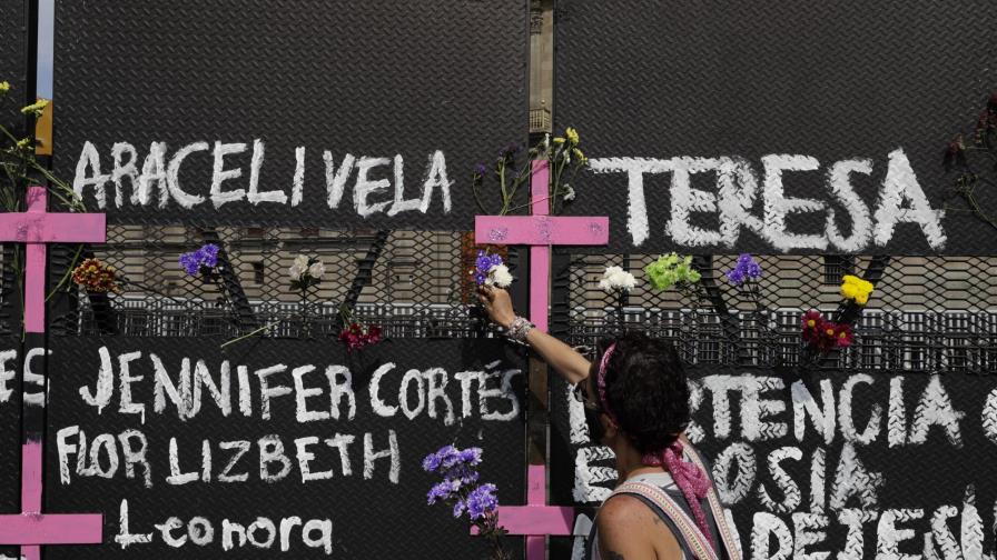 Presidente de México defiende labor en temas de mujeres
