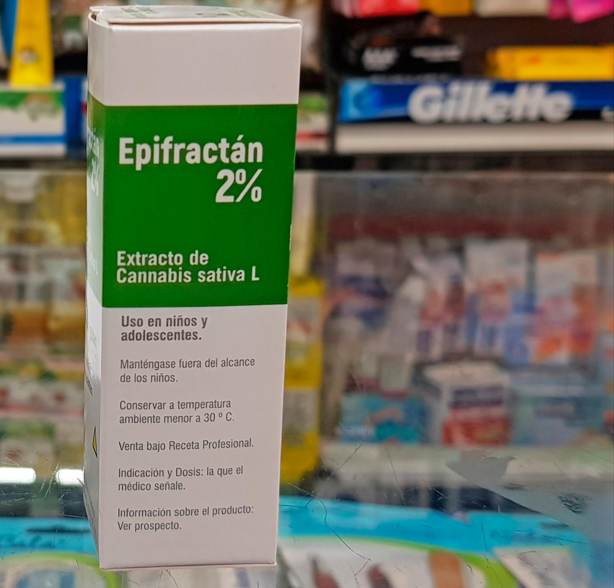 Un bote de Epifractán, el primer producto de cannabis medicinal vendido en farmacias en Uruguay. 