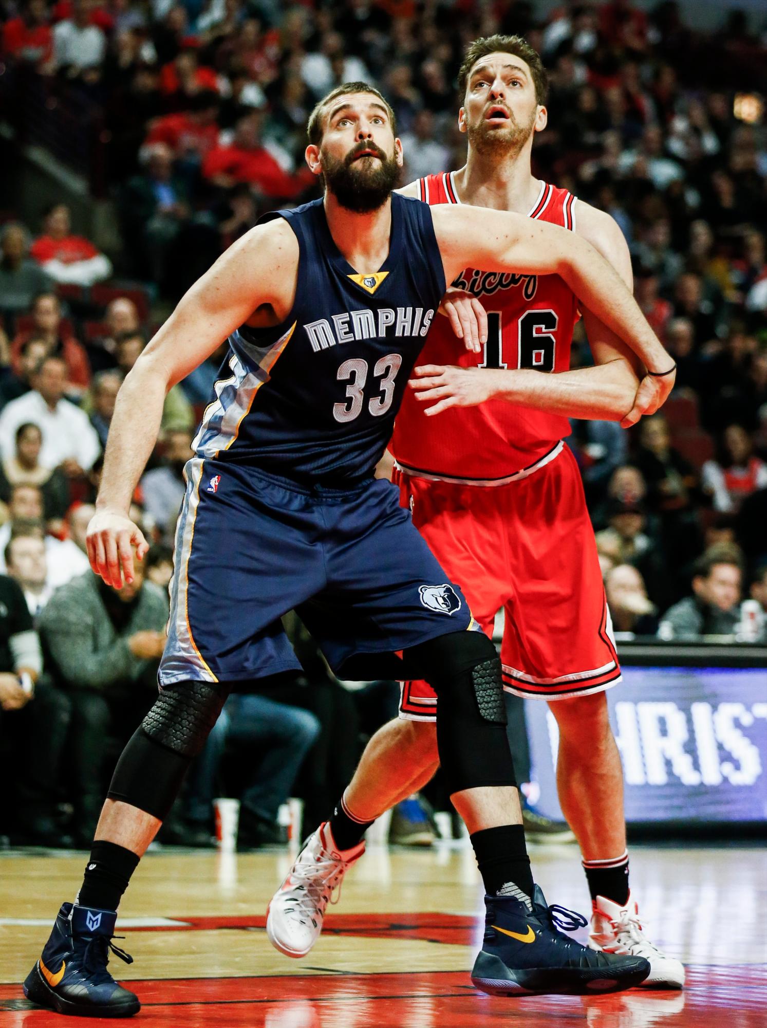 Marc Gasol (i) y Pau en un enfrentamiento entre los Grizzlies y los Chicago Bulls el  16 de diciembre de 2015. 
