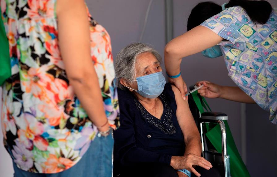 Chile alcanza cinco millones de vacunados contra COVID-19 antes de lo previsto 