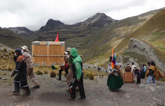 Liberan a 2 cóndores andinos con ayuda de aymaras en Bolivia