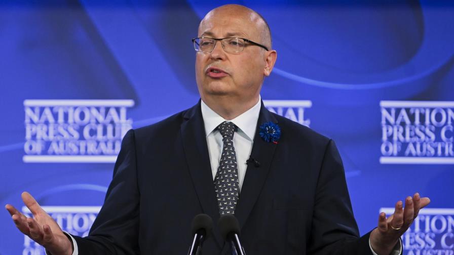 Francia critica a Australia por filtrar mensajes de Macron
