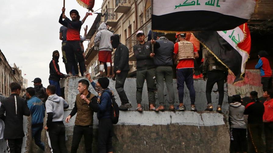 Manifestantes queman consulado iraní en Irak por 3ra vez