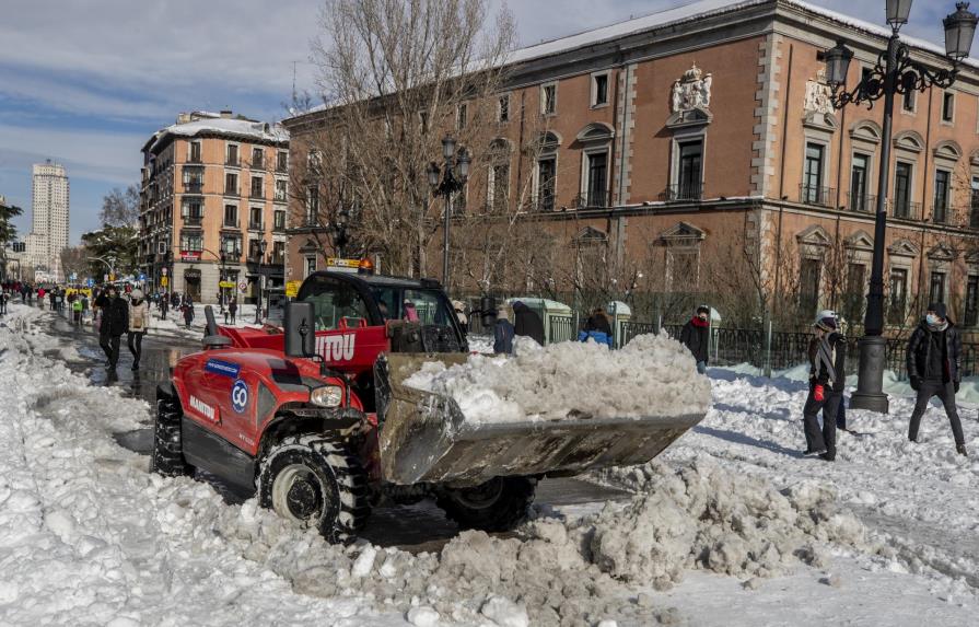 España: La nieve y el hielo alteran la vida, vacunaciones