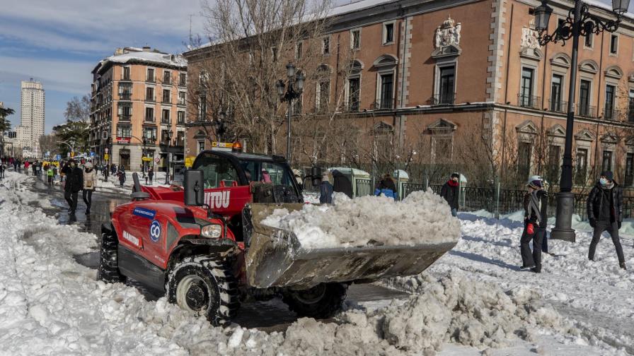 España: Nieve y hielo alteran la vida y traslado de vacuna