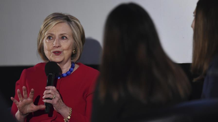 Citan a 38 personas en investigación de correos de Clinton