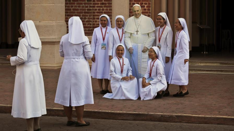 El papa llega a Tailandia para visitar a la minoría católica El papa llega a Tailandia para visitar a la minoría católica