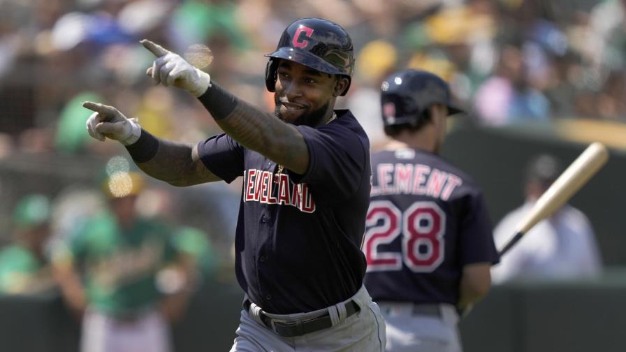 Indios castigan a Bassitt y vencen a los Atléticos