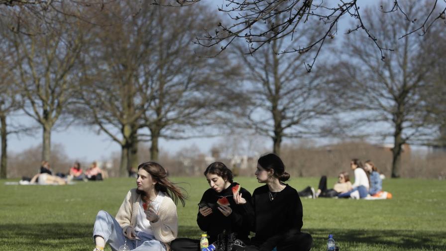 Prevén regreso de abrazos en Inglaterra al relajar medidas