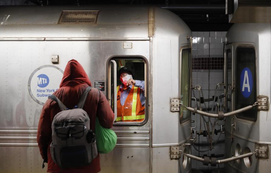 Metro de NY cierra durante madrugada para desinfectar trenes