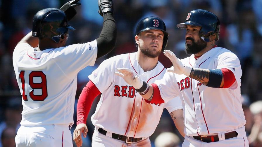 Jonrón de León encamina victoria de Boston ante Marineros