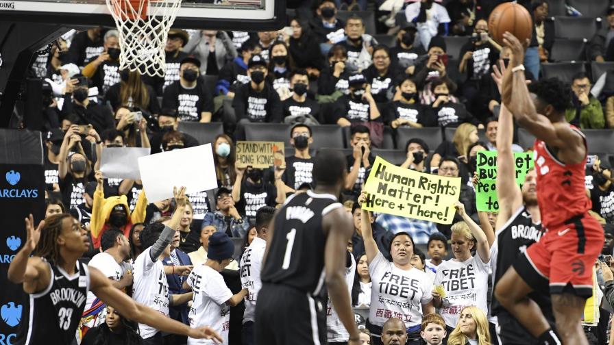 Fans apoyan a HK y Tíbet en primer juego de Nets desde China