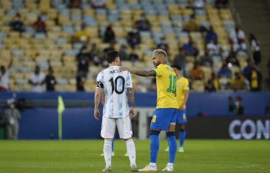 Argentina aventaja 1-0 a Brasil tras 1er tiempo de la final