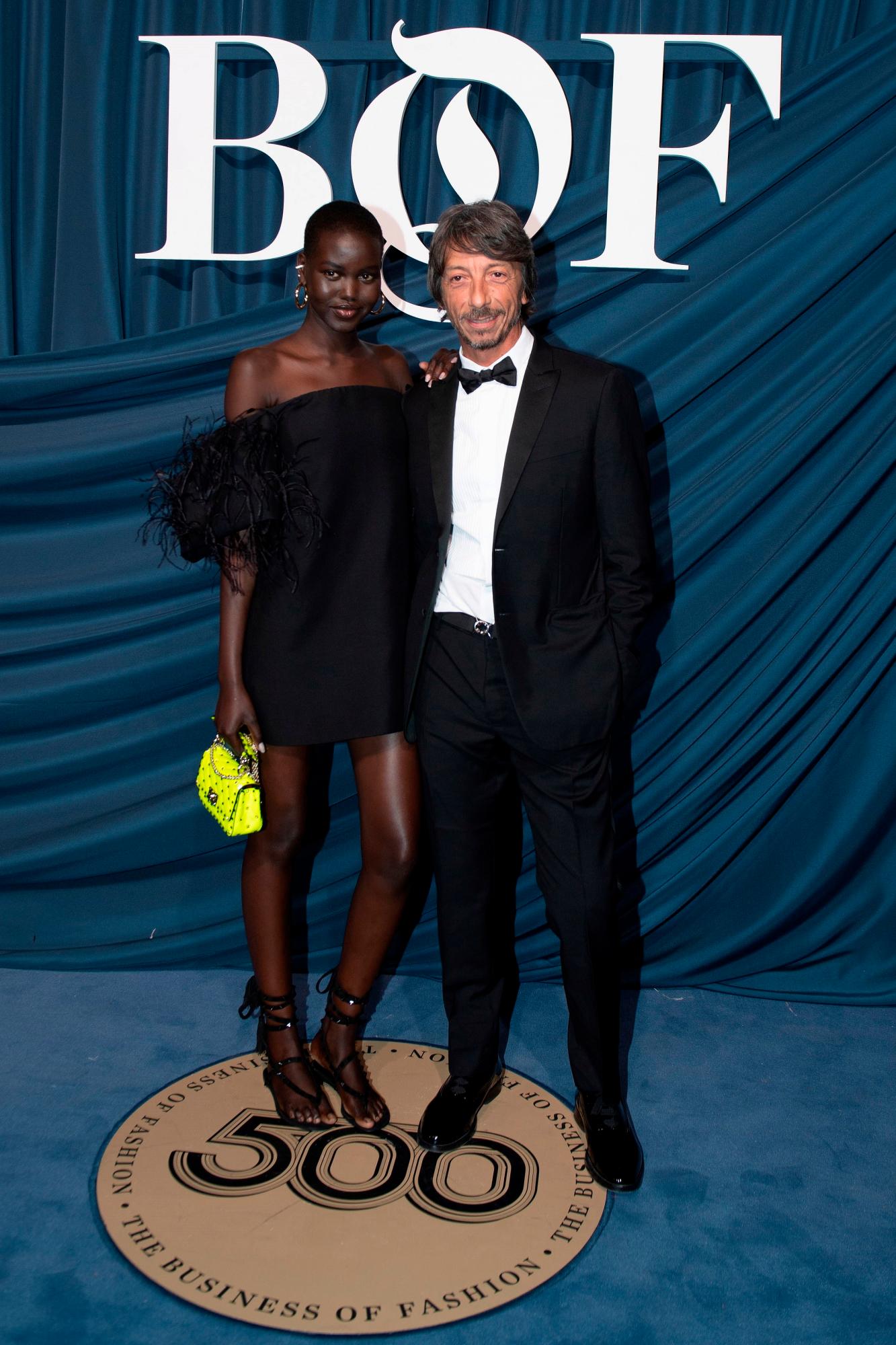 Adut Akech junto a Pierpaolo Piccioli, director artístico de Valentino . 