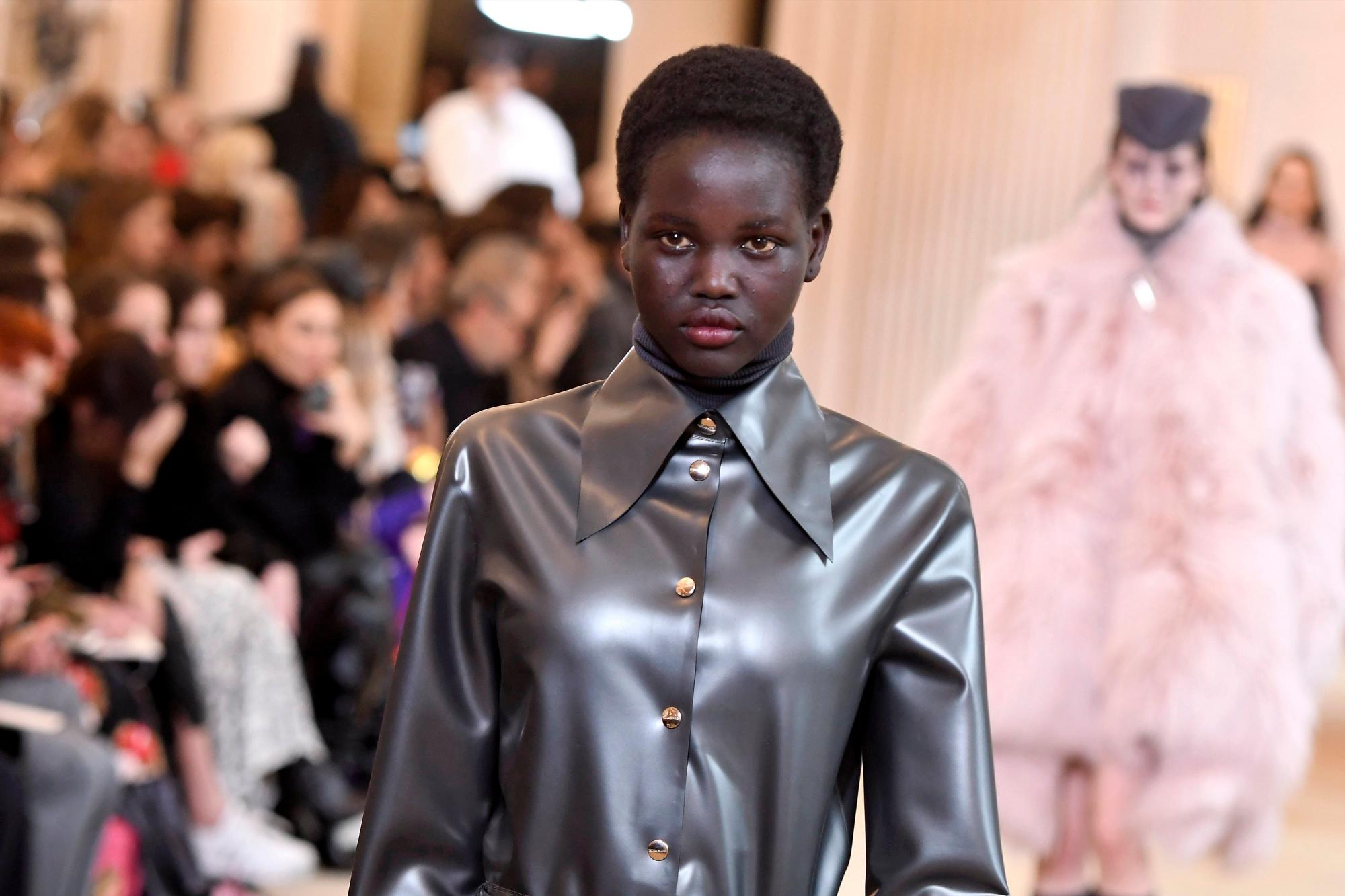 La modelo sudanesa Adut Akech presenta una de las creaciones de Nina Ricci en París. 