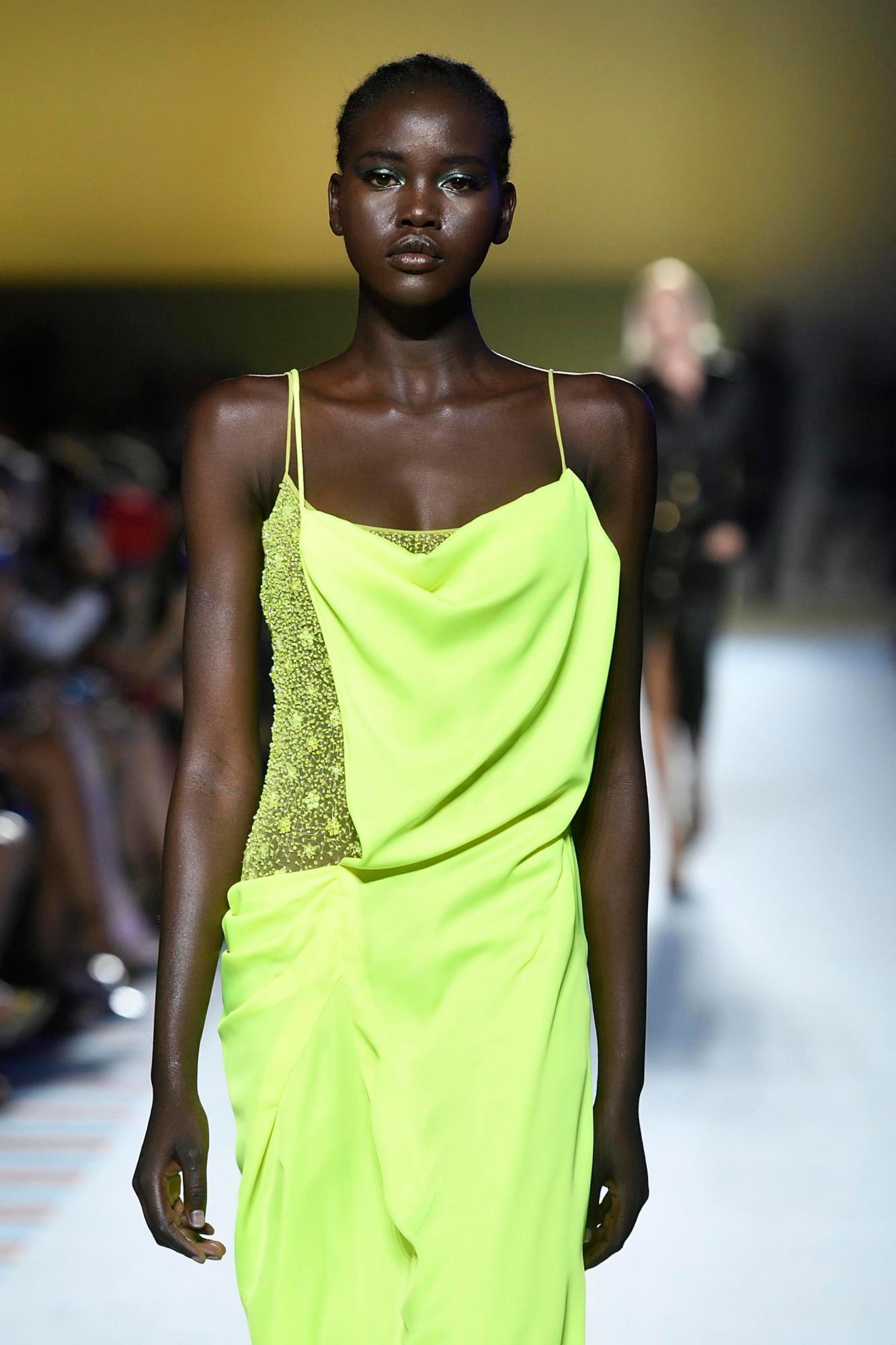 La modelo nacida en Sudán del Sur Adut Akech, en un desfile de Versace.