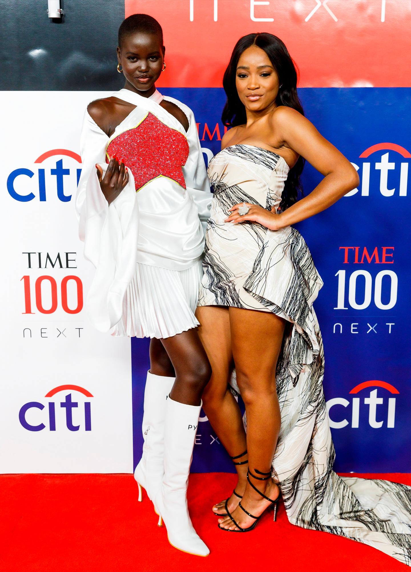 Adut Akech junto a la actriz Keke Palmer en Nueva York. 