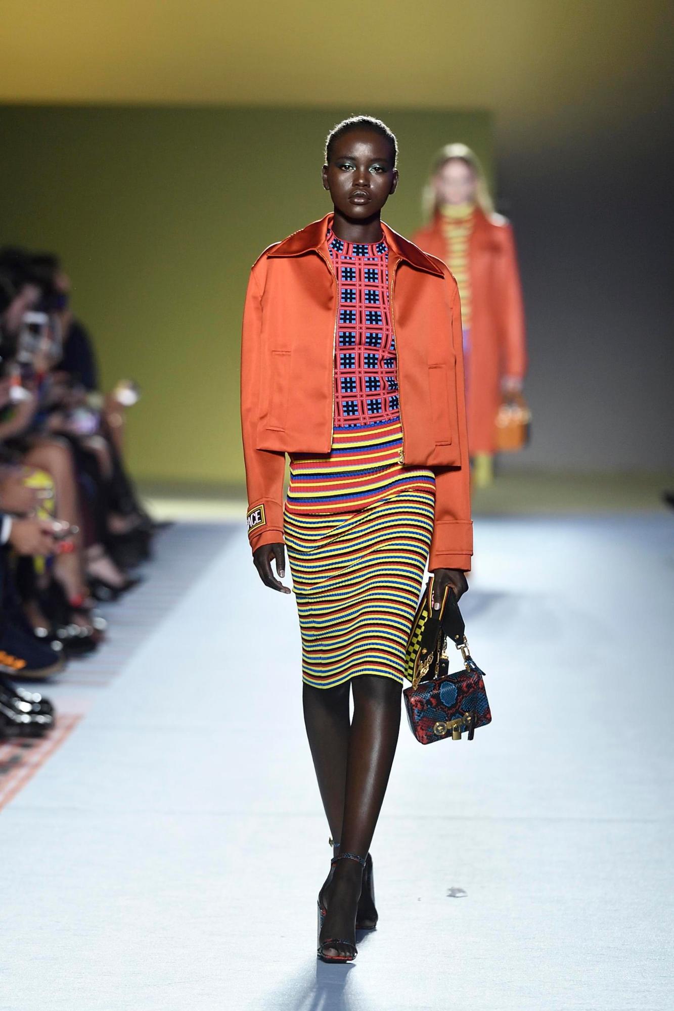 Adut Akech desfilando en Milán. 