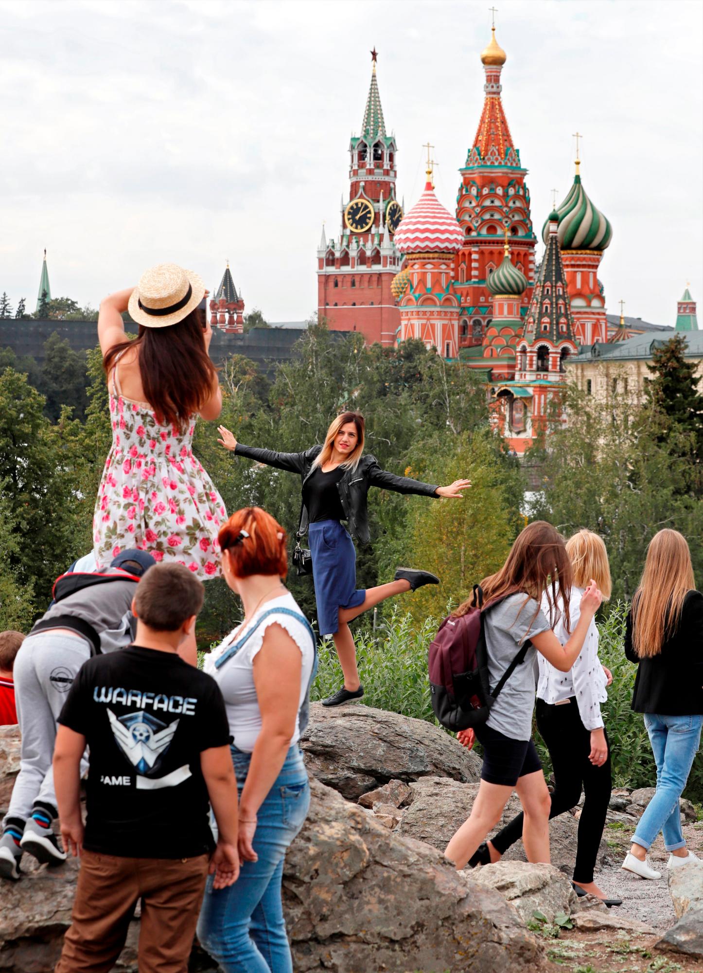 Unas turistas visitan el parque de Zaryadye en el centro de Moscú, Rusia. Este país europeo está en el puesto tercero de países peligrosos para viajar las mujeres solas. 